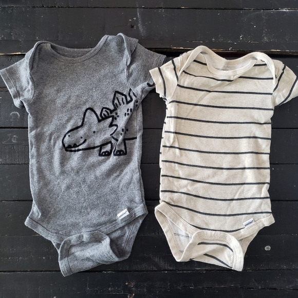 Gerber Lot of 2 Baby 3-9 Months Organic Cotton Short Sleeve Onesie Grey Beige - Picture 1 of 5
